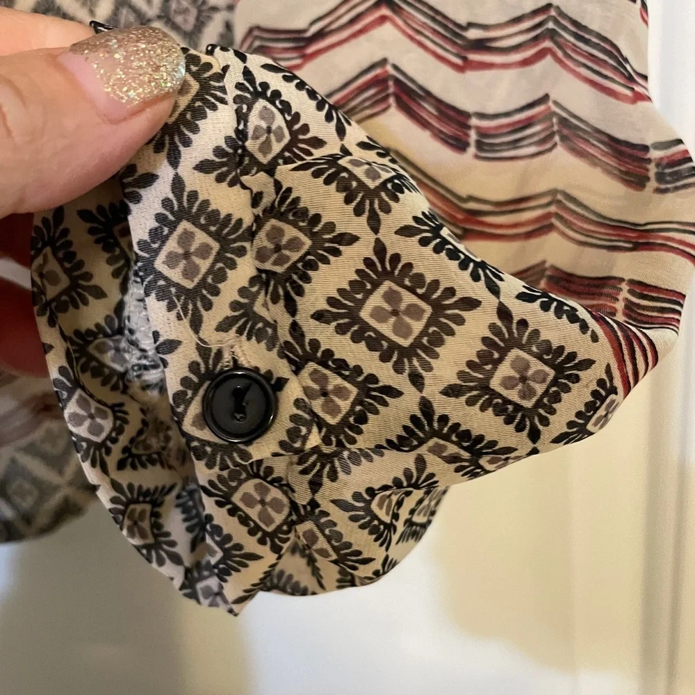 Geometric Patterned shirt - Black and Red - Picture 3 of 8